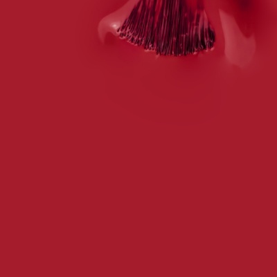 Pincel de maquiagem com cerdas pretas parcialmente banhado em verniz vermelho