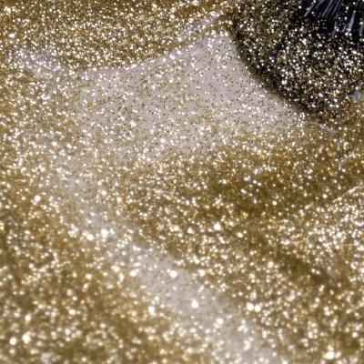 Pó de glitter dourado brilhante sobre superfície branca