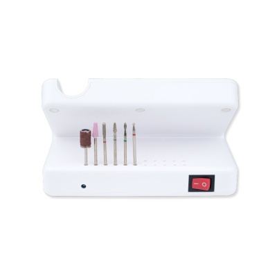 Aparelho branco com brocas de manicure e botão vermelho