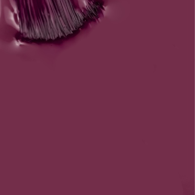 Pincel de maquilhagem com cerdas finas sobre fundo cor de vinho