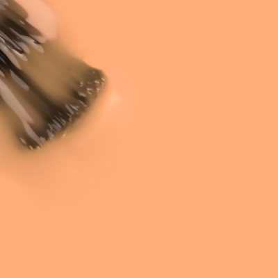 Pincel com cerdas escuras e cabo transparente, fundo laranja