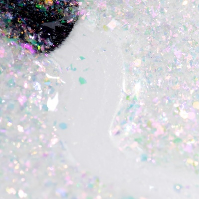 Verniz de unhas branco com glitter iridescente colorido e preto brilhante