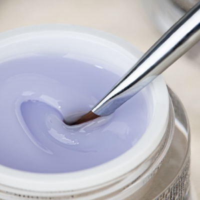Pote com gel lilás e pincel metálico