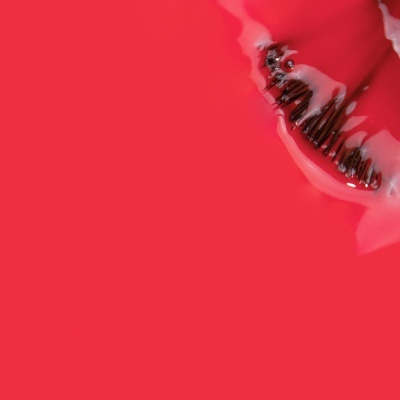 Forma orgânica vermelha brilhante sobre fundo coral