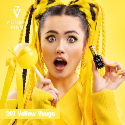 Esmalte amarelo Victoria Vynn 307 Yellow Yuuga com mulher vestida de amarelo