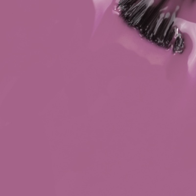 Verniz para unhas rosa com pincel a aplicar