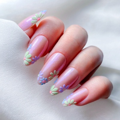 Unhas decoradas com flores tridimensionais em cor de rosa perolado