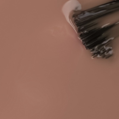 Pincel com esmalte de unhas cor nude rosada