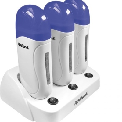 Conjunto de três depilatórios brancos com tampa azul numa base branca com três botões