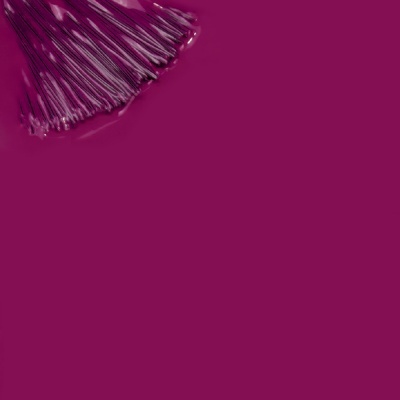 Alfinetes com cabeça branca sobre fundo roxo