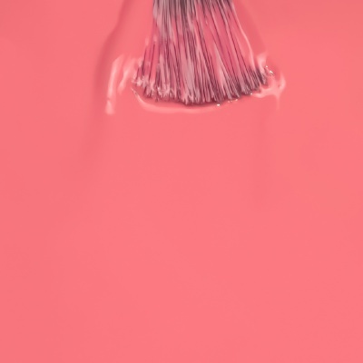 Pincel com esmalte rosa