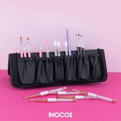 Conjunto de pincéis para unhas em estojo preto com diferentes tipos de pincéis