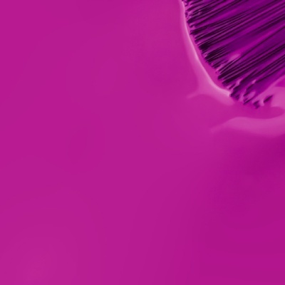 Pincel com tinta rosa vibrante e textura líquida brilhante.