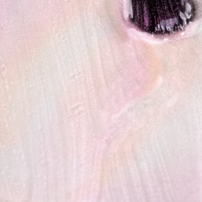 Verniz de unhas roxo brilhante no pincel sobre superfície clara