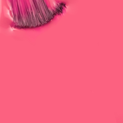 Pincel de maquilhagem com cerdas roxas sobre fundo rosa