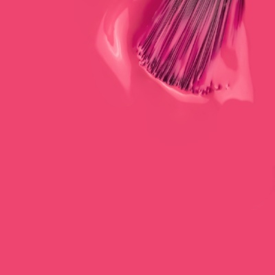 pincel de maquilhagem a aplicar verniz cor de rosa