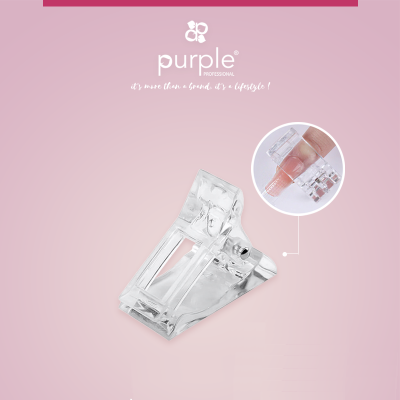 Clipe transparente para unhas em fundo rosa com círculo de demonstração