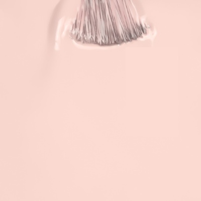 Pincel de maquilhagem com cerdas cor de rosa e tinta líquida cor de rosa pastel