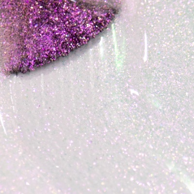 Unha com esmalte glitter rosa metálico e glitter branco iridescente