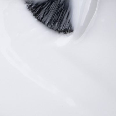 Pincel a aplicar verniz branco brilhante numa superfície