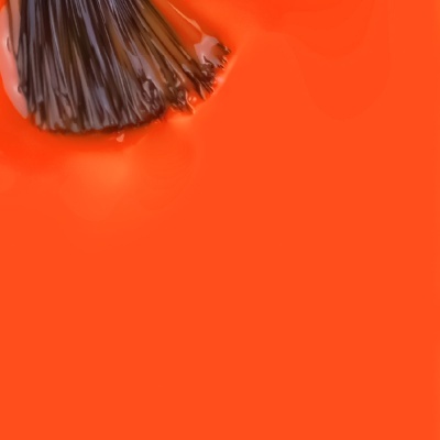 Pincel de pintura preto sobre fundo laranja