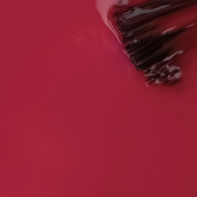 Escova a aplicar verniz ou esmalte vermelho brilhante
