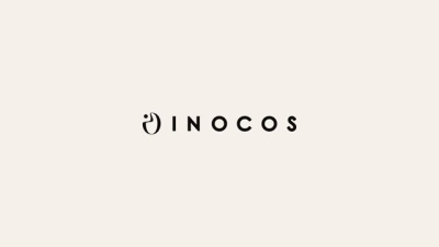 Logotipo INOCOS em letras pretas sobre fundo bege claro
