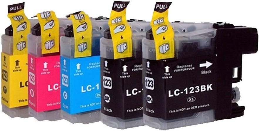 Cinco tinteiros de impressora em plástico transparente com etiquetas coloridas e instruções amarelas PULL.