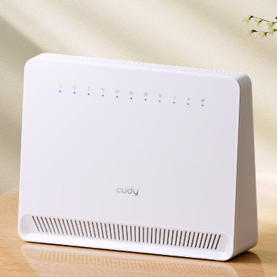 Roteador Wi-Fi branco da marca cudy com luzes indicadoras azuis em superfície de madeira