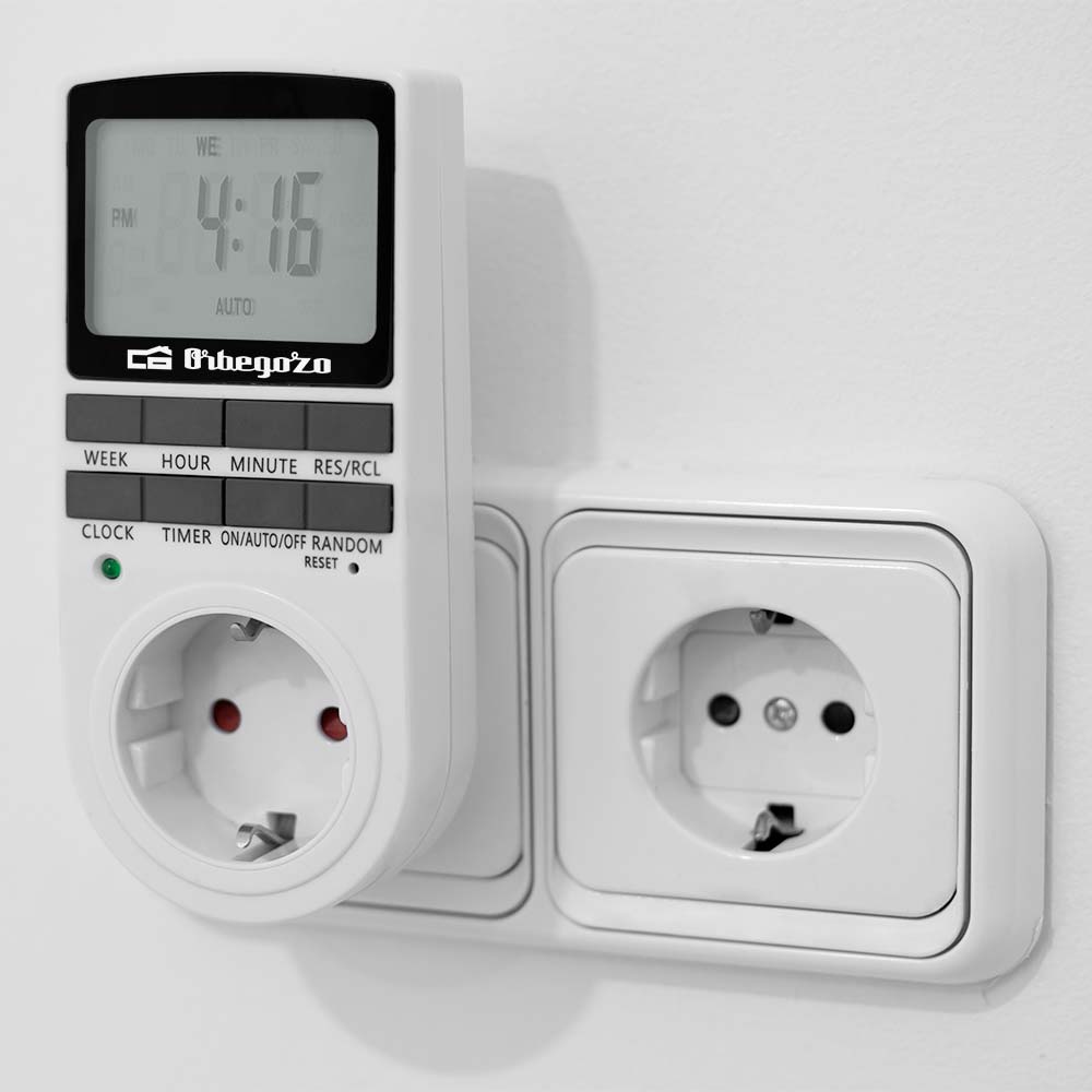 temporizador digital branco Orbegozo com display LCD ligado a tomada elétrica branca dupla