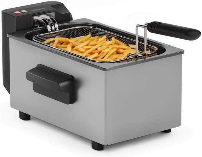 Fritadeira elétrica de aço inoxidável com batatas fritas e alças pretas.