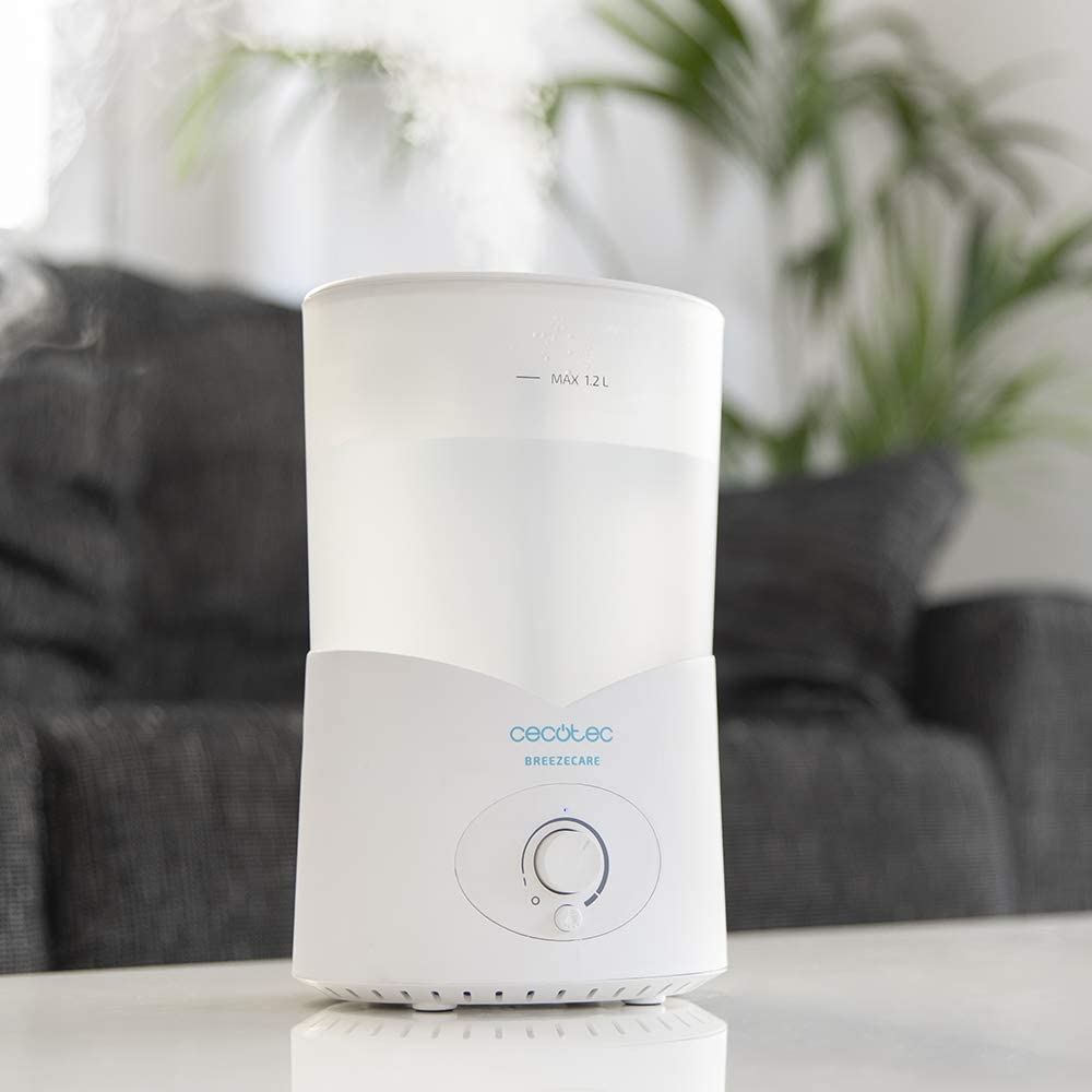 Humidificador de ar branco e transparente da marca Cecotec BreezeCare numa mesa branca