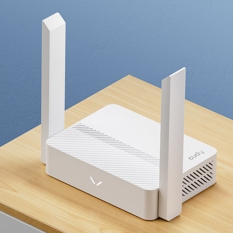 Roteador Wi-Fi branco com duas antenas verticais sobre mesa de madeira clara