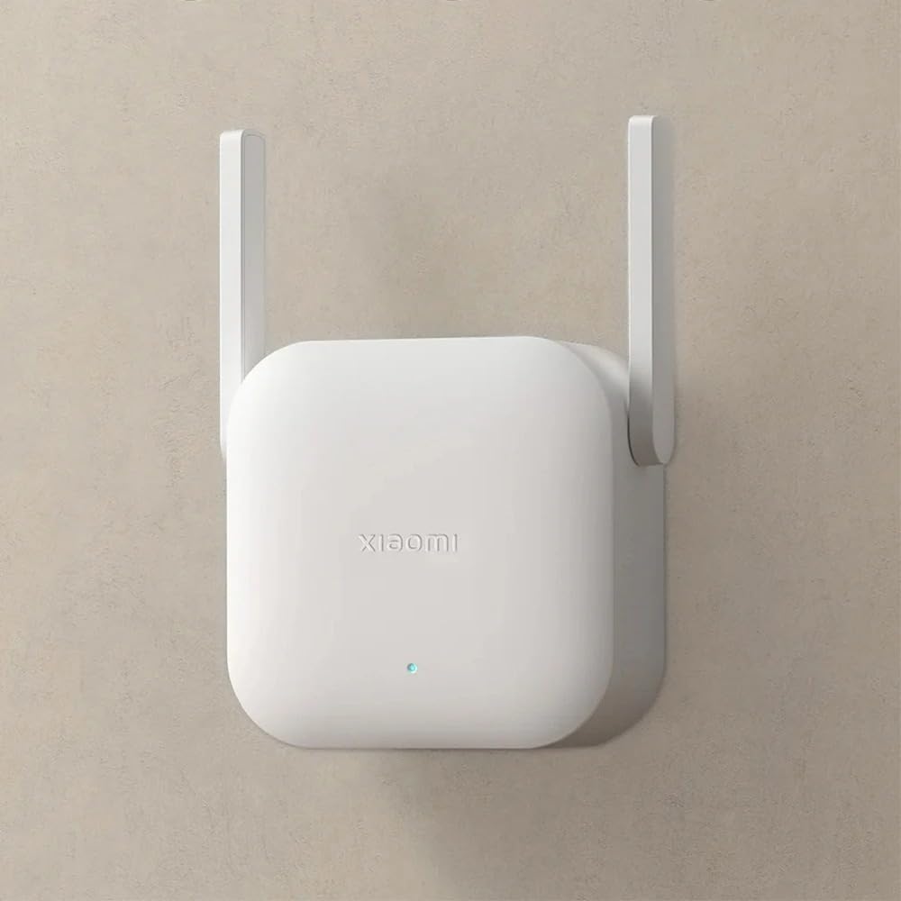 Repetidor Wi-Fi branco com duas antenas na parede