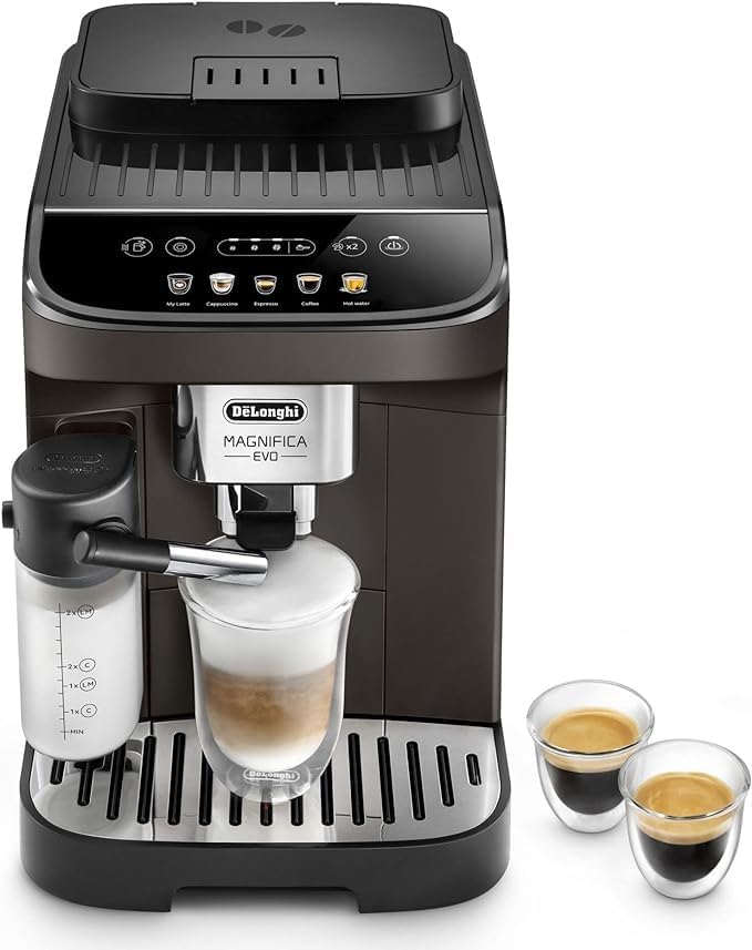 Máquina de café DeLonghi Magnifica Evo com copos e jarro de leite