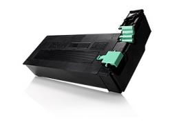 Toner preto para impressora com detalhes verdes sobre fundo branco