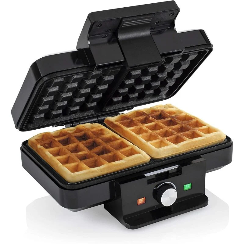 Máquina de waffles preta com dois waffles recém-cozinhados