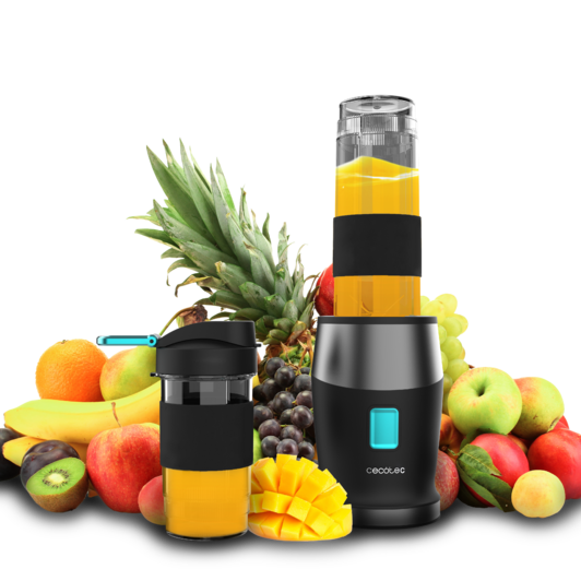 Liquidificador portátil preto com sumo amarelo e frutas variadas ao fundo