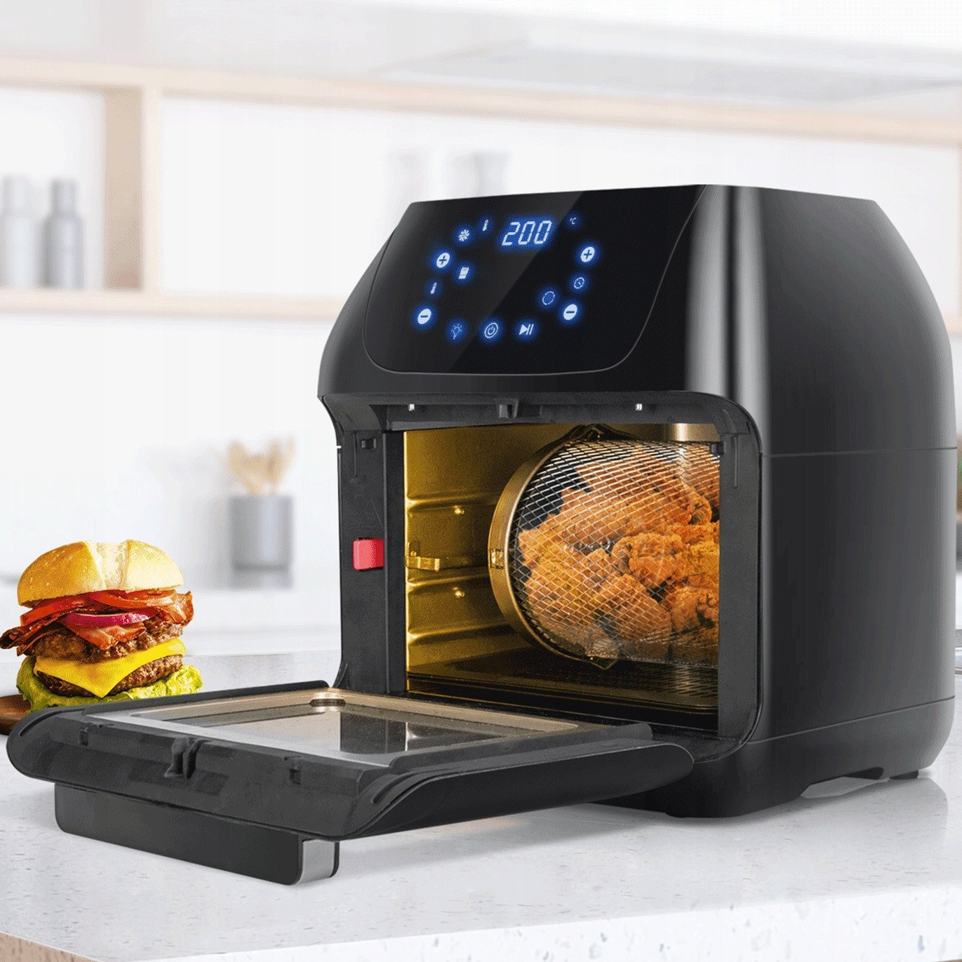 Fritadeira de ar preta com frango frito dentro e hambúrguer ao lado