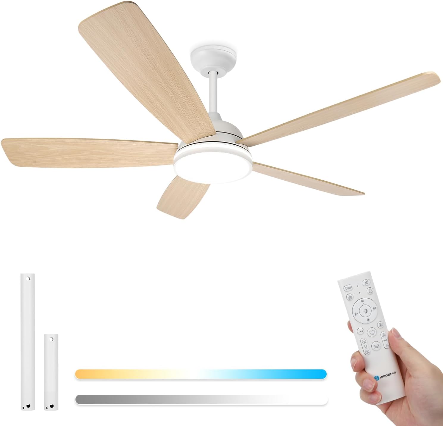 Ventoinha de teto com cinco pás em madeira clara e comando à distância branco