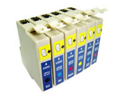 Conjunto de seis tinteiros para impressora com etiquetas azuis e amarelas, em fundo branco