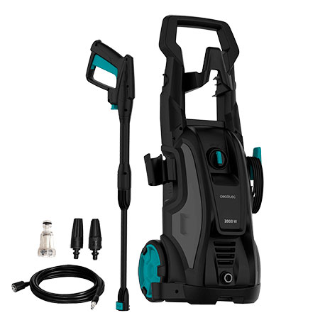 Máquina de lavagem a pressão preta com acessórios em fundo branco