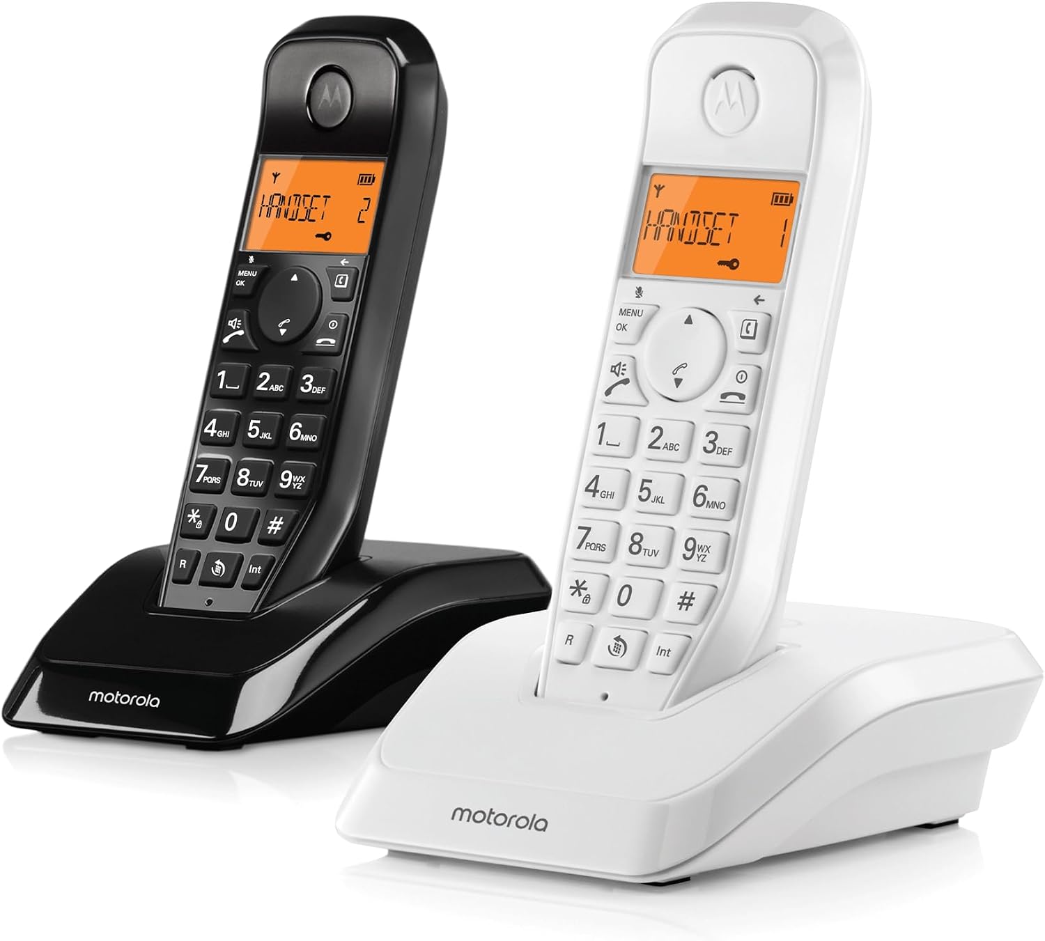 Dois telefones Motorola sem fios, um preto e um branco, cada um na sua base de carregamento.