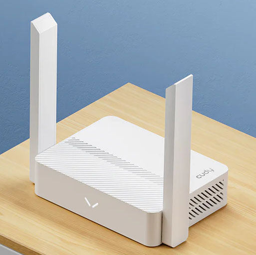 Roteador Wi-Fi branco com duas antenas verticais e padrão de linhas diagonais no topo