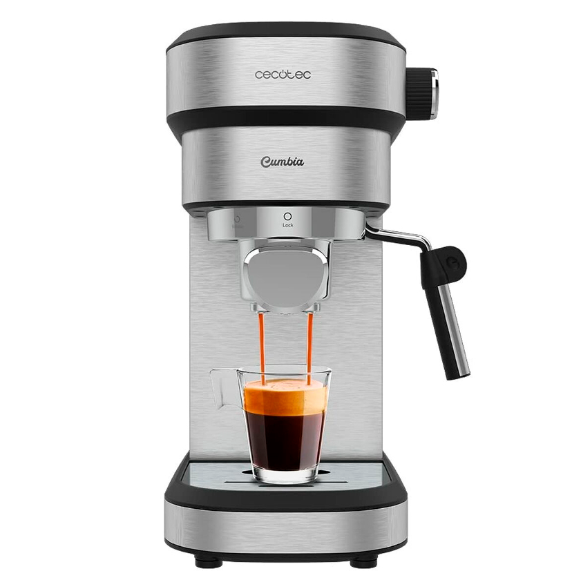 Máquina de café expresso inox e preto a preparar café numa chávena de vidro