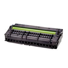 Toner de impressora preto com detalhes verdes sobre fundo branco