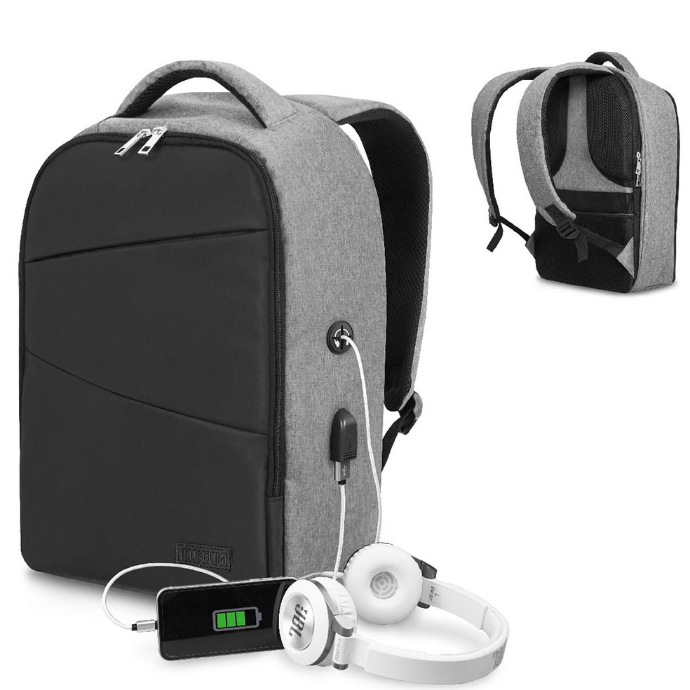 Mochila cinzenta e preta com alças acolchoadas e entrada USB, acompanhada de smartphone a carregar e auscultadores JBL brancos.