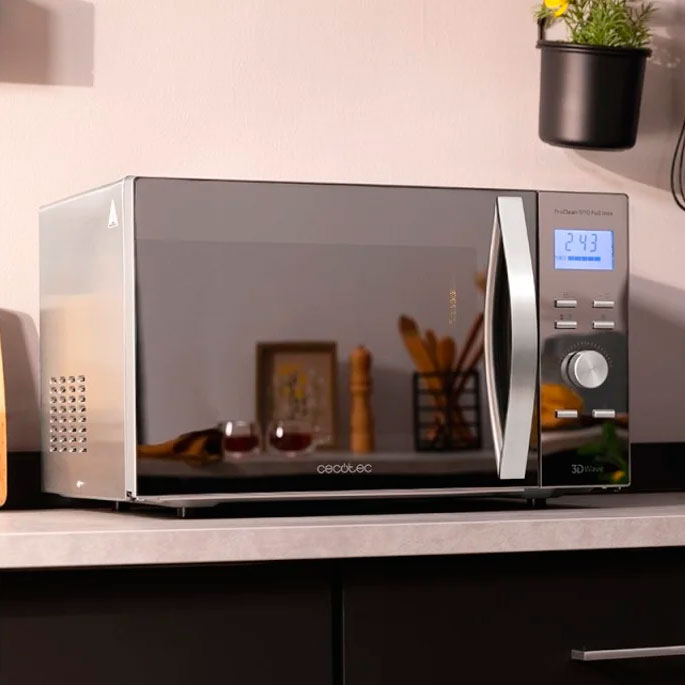 Micro-ondas cinza e preto Cecotec com visor digital e botões numa bancada de cozinha clara