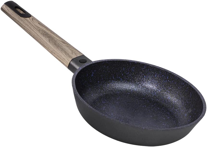 Frigideira preta com manchas azuis e cabo castanho de imitação madeira