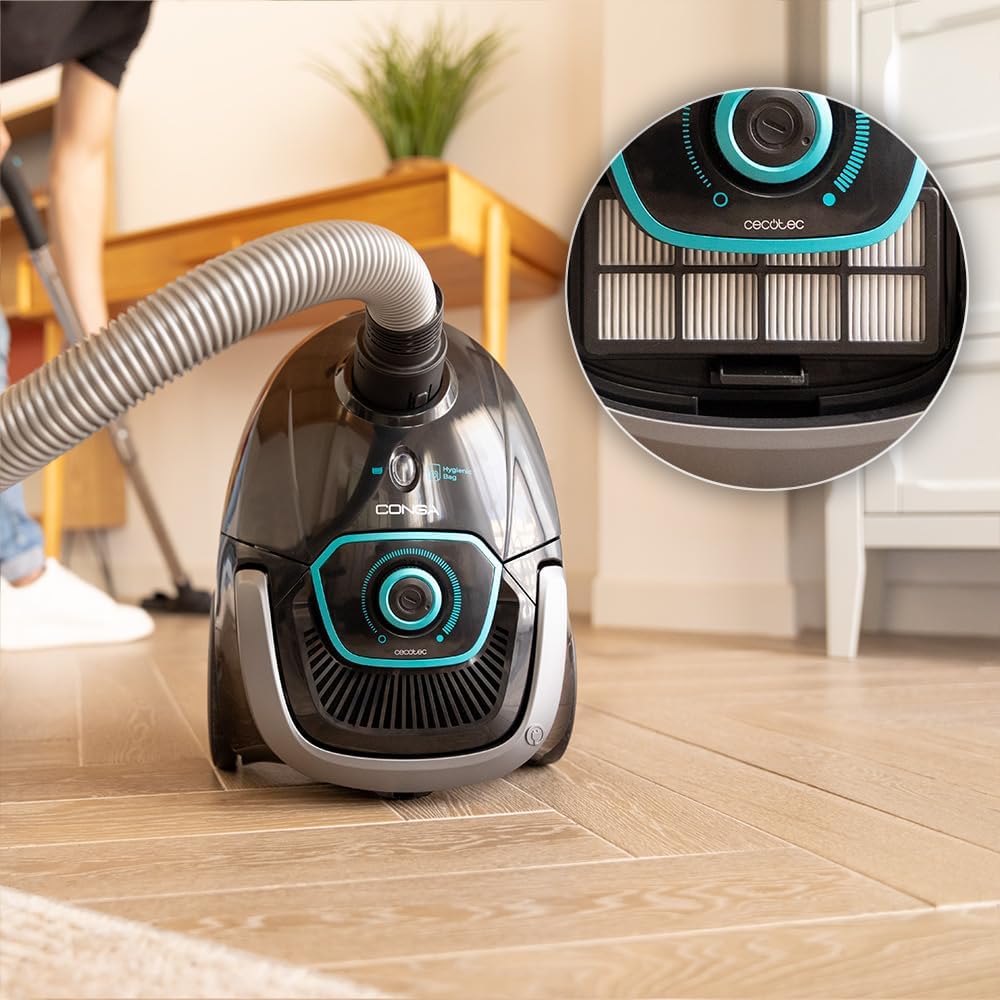 aspirador de pó preto com detalhes azuis num chão de madeira